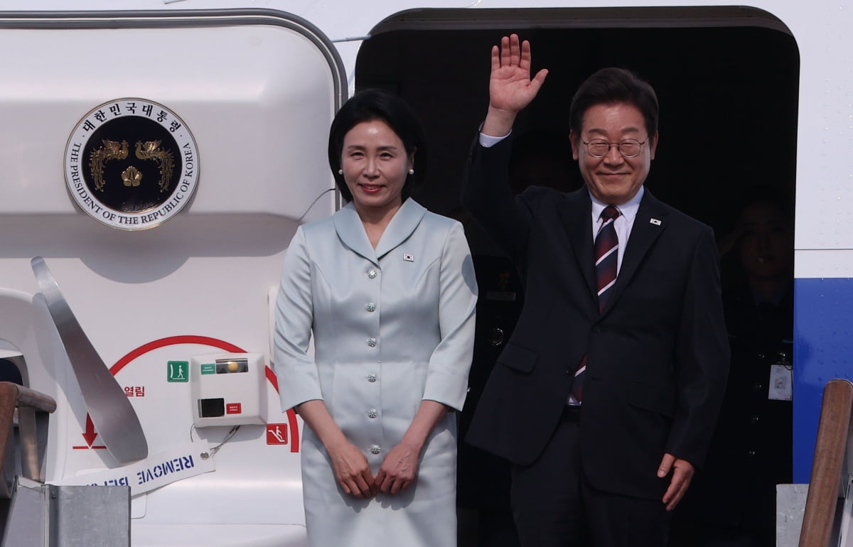 이재명 대통령과 부인 김혜경 여사가 캐나다 앨버타주 카나나스키스에서 열리는 주요 7개국(G7) 정상회의 참석을 위해 16일 경기 성남시 서울공항에서 공군 1호기에 탑승 전 인사하고 있다. 대통령실사진기자단
