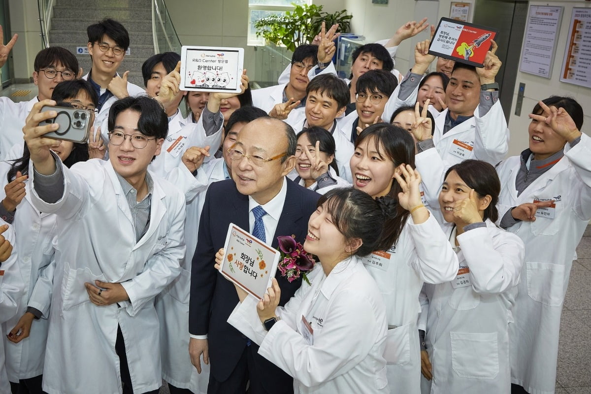 김승연 한화그룹 회장이 한화토탈에너지스 연구소에서 연구원들과 셀카를 찍고 있다. 사진=한화그룹