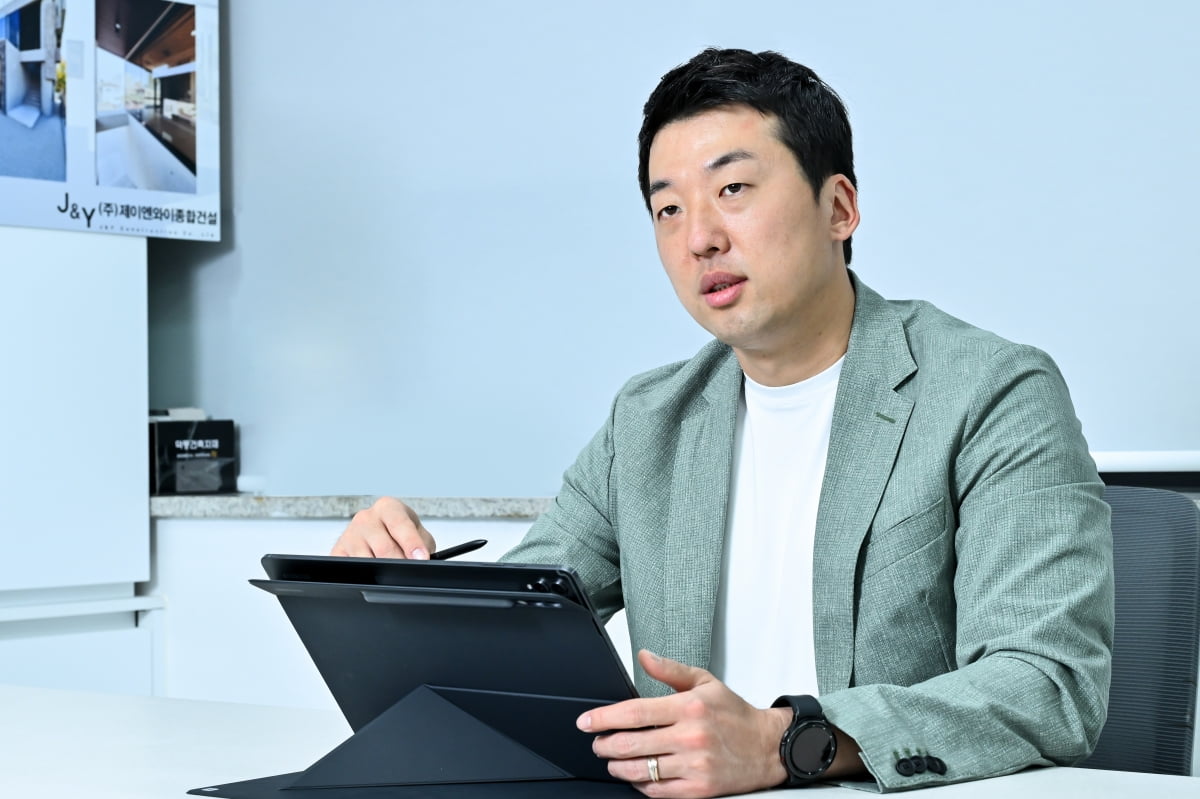 4년 만에 건설사 순위 1000위↑···수트 벗고 작업복 입은 '이 남자의 비밀' [강홍민의 굿잡]
