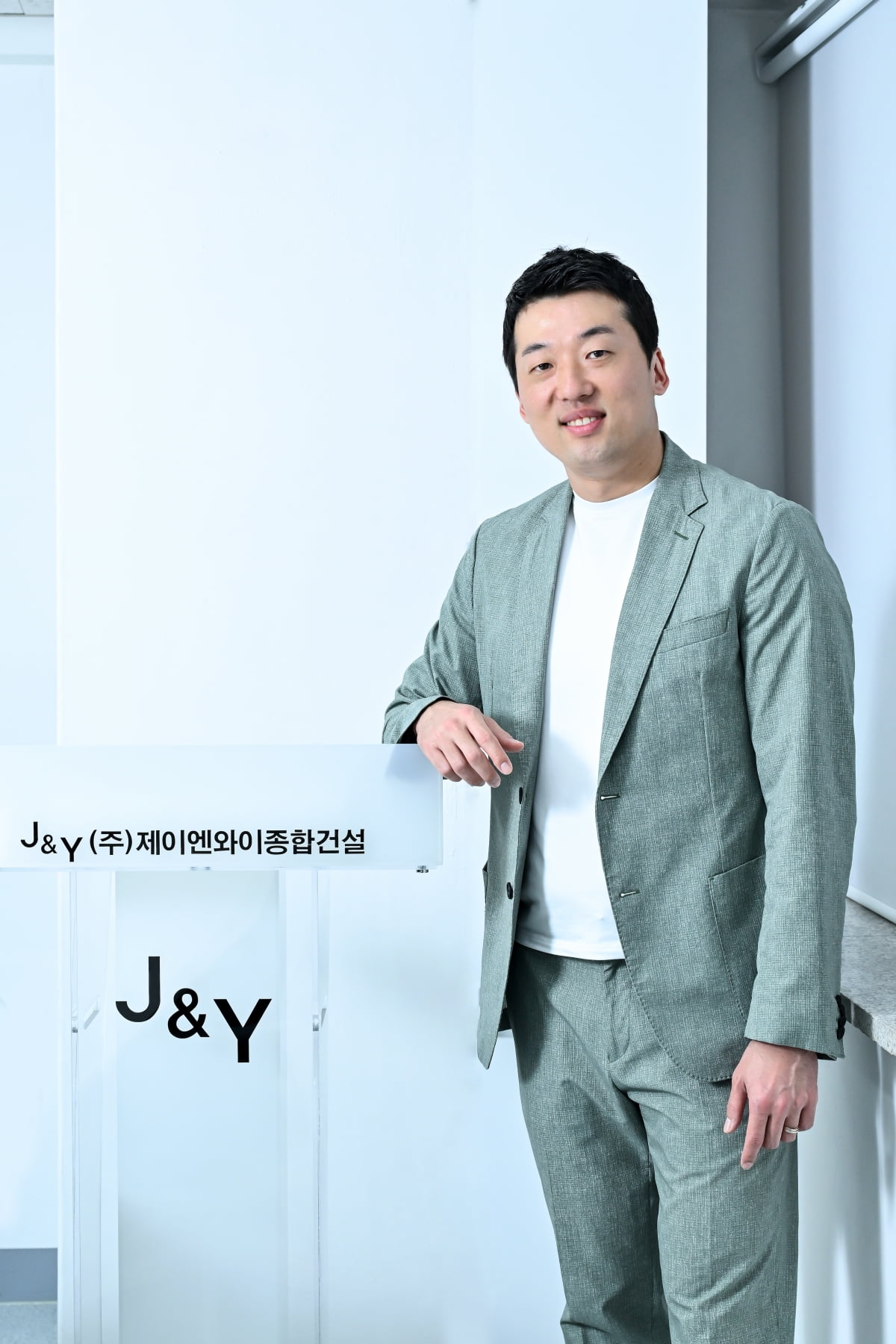 4년 만에 건설사 순위 1000위↑···수트 벗고 작업복 입은 '이 남자의 비밀' [강홍민의 굿잡]
