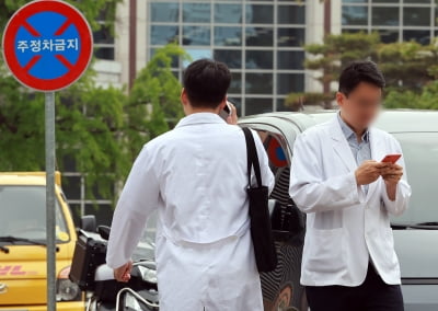 “환자 곁으로 돌아가야 할 때” 전공의, 복귀로 입장 선회