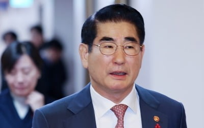[속보] 법원, 김용현 재판부 기피신청 간이기각 보류…계속 검토