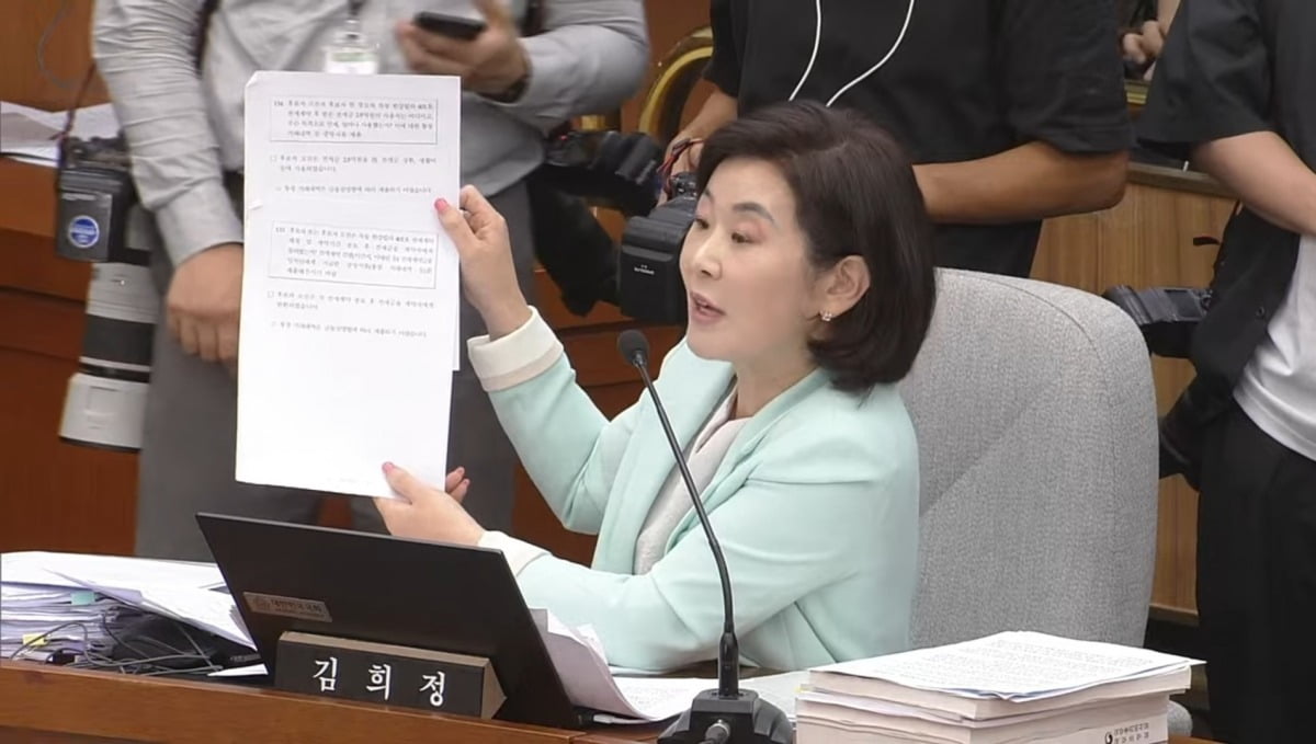 김민석 국무총리 후보자 청문회에서 김희정 국민의힘 의원이 자료 요청을 하고 있다(유튜브 갈무리)
