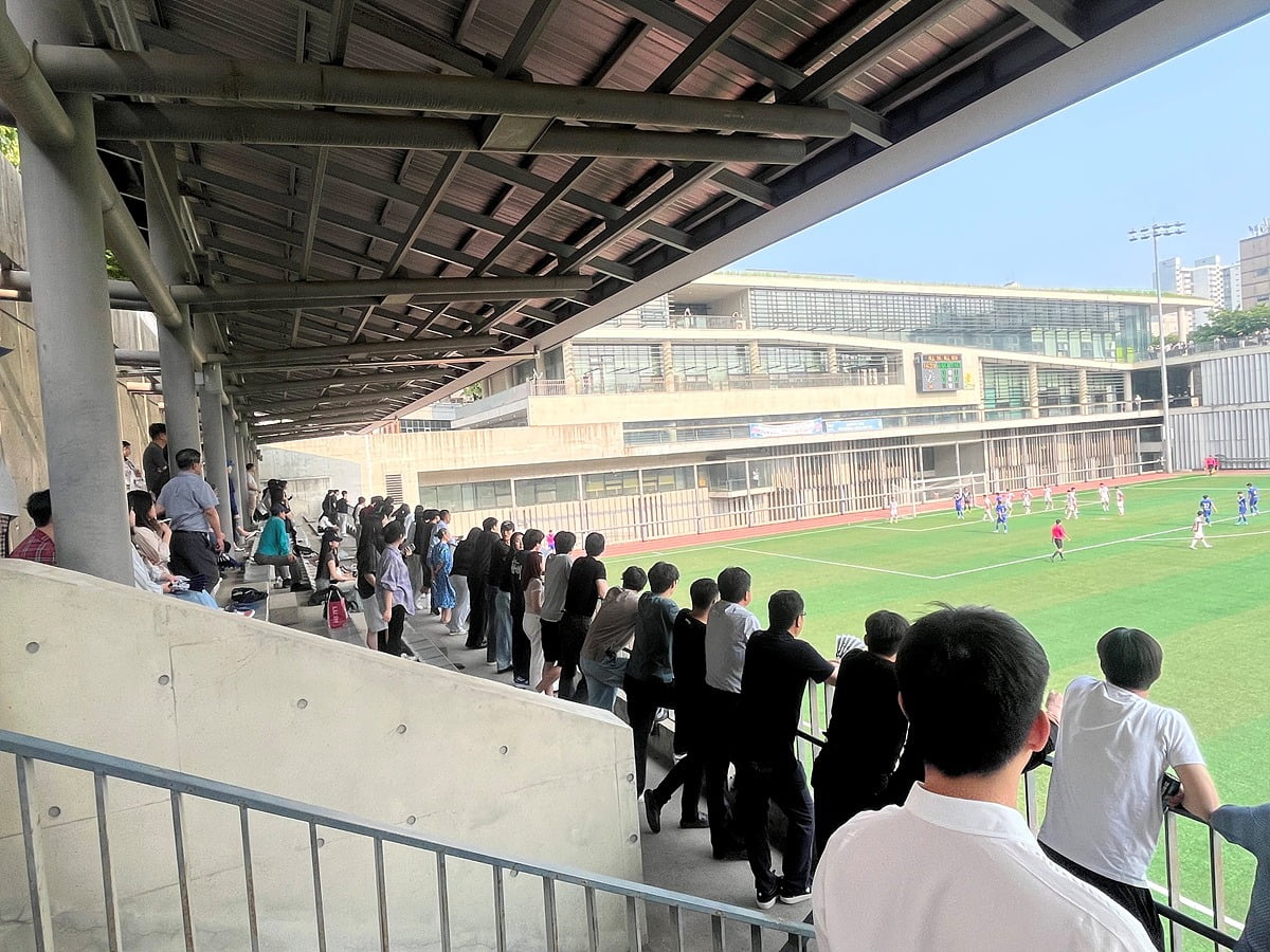 숭실대와 홍익대의 축구 경기를 관람하는 관중석의 모습(사진=전서영 대학생기자)