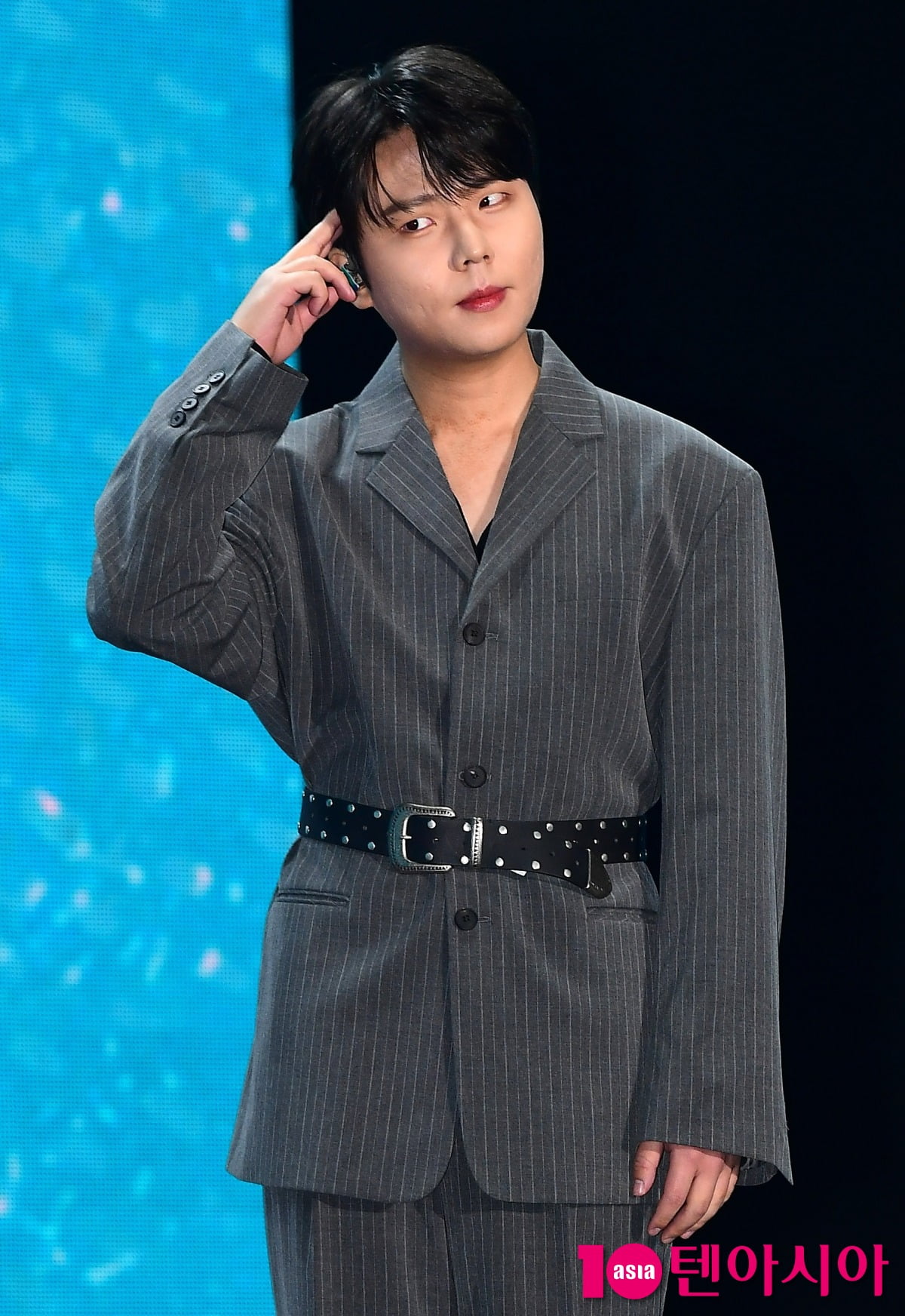 Singer Jung Seung-hwan Collapses During 'Let's Play Soccer 4' Filming