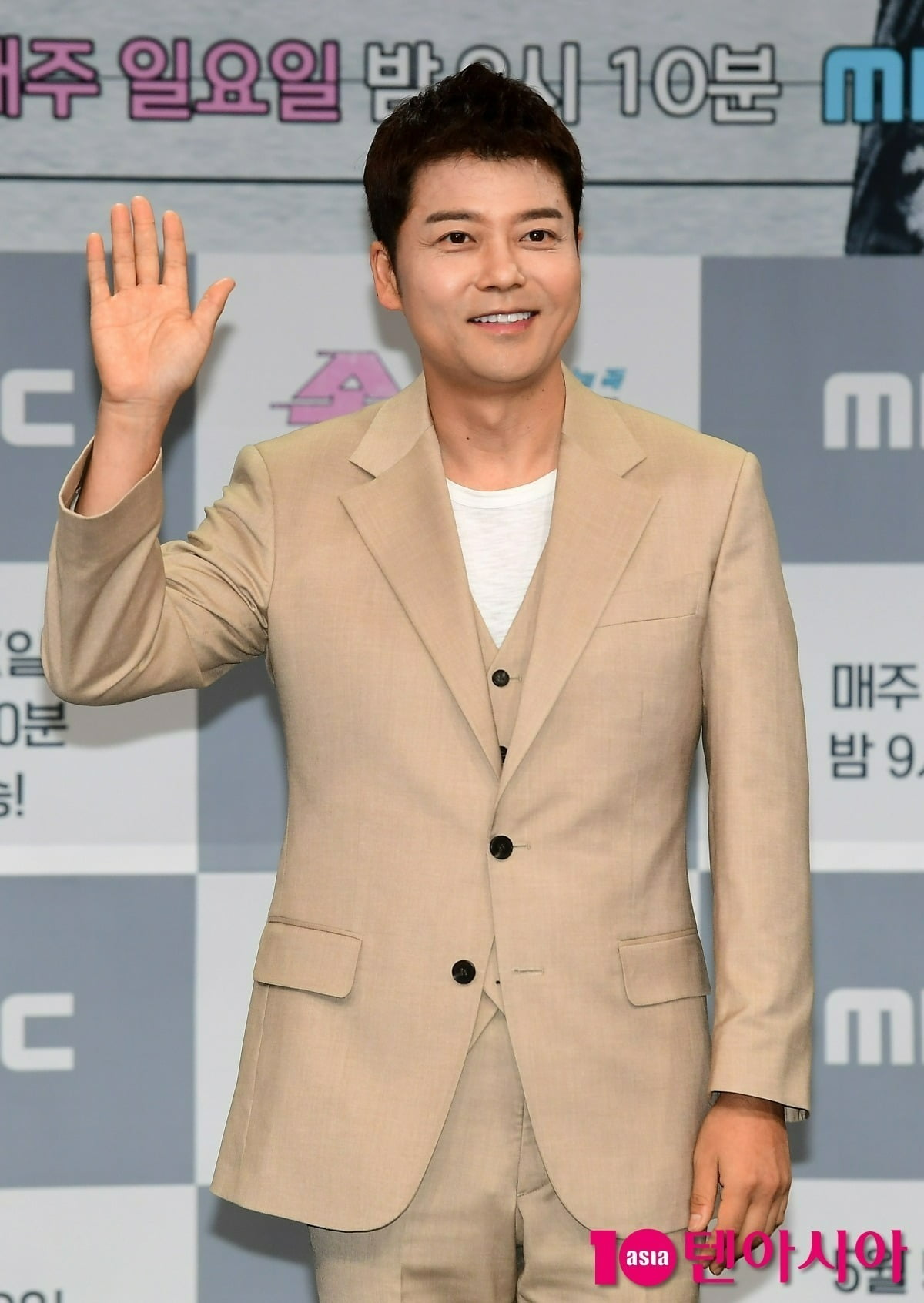 Jeon Hyun-moo Reveals Weight on 'Dog Kindergarten' Show