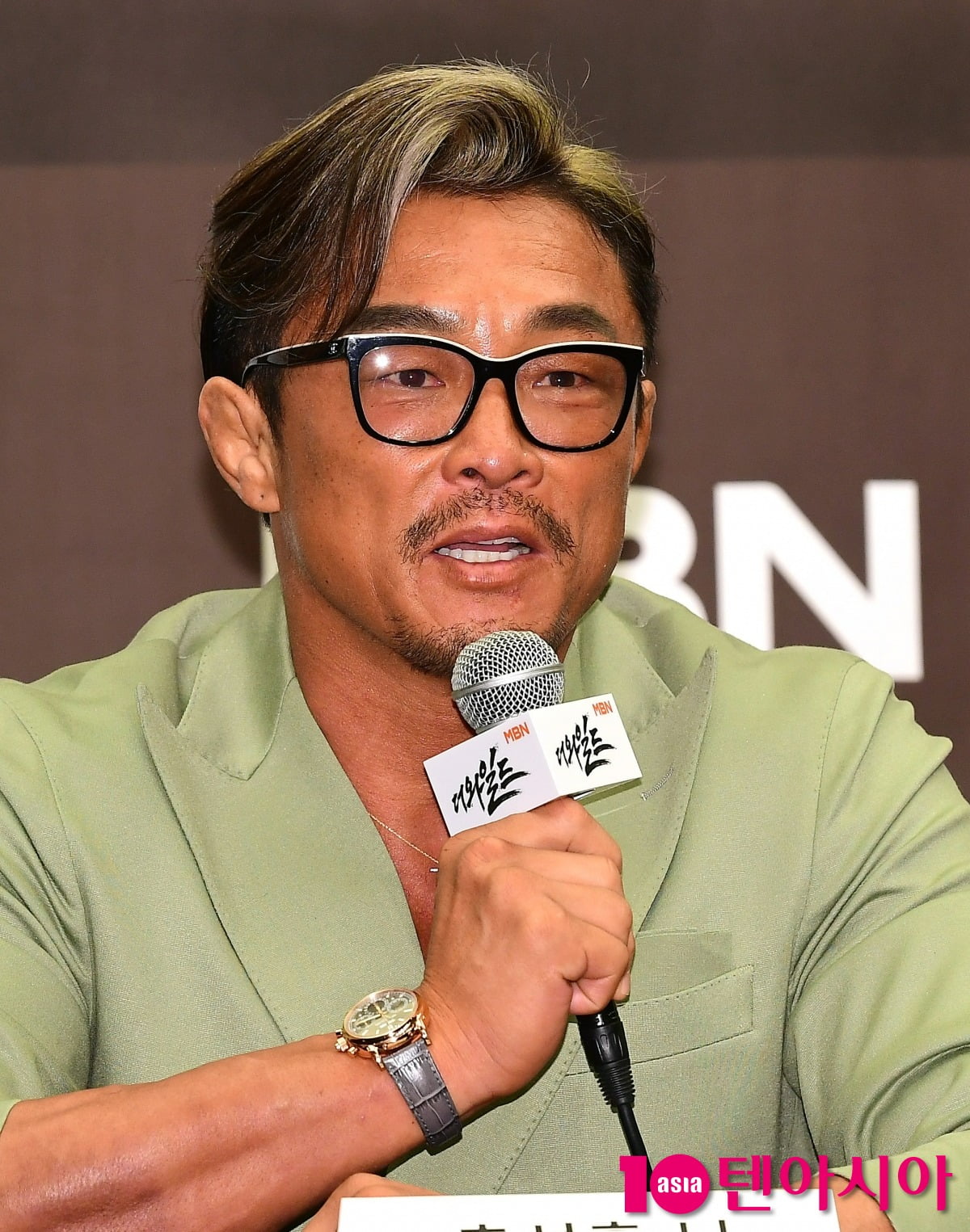 MMA Fighter Choo Sung-hoon Experiences Taser Shock on Netflix Show