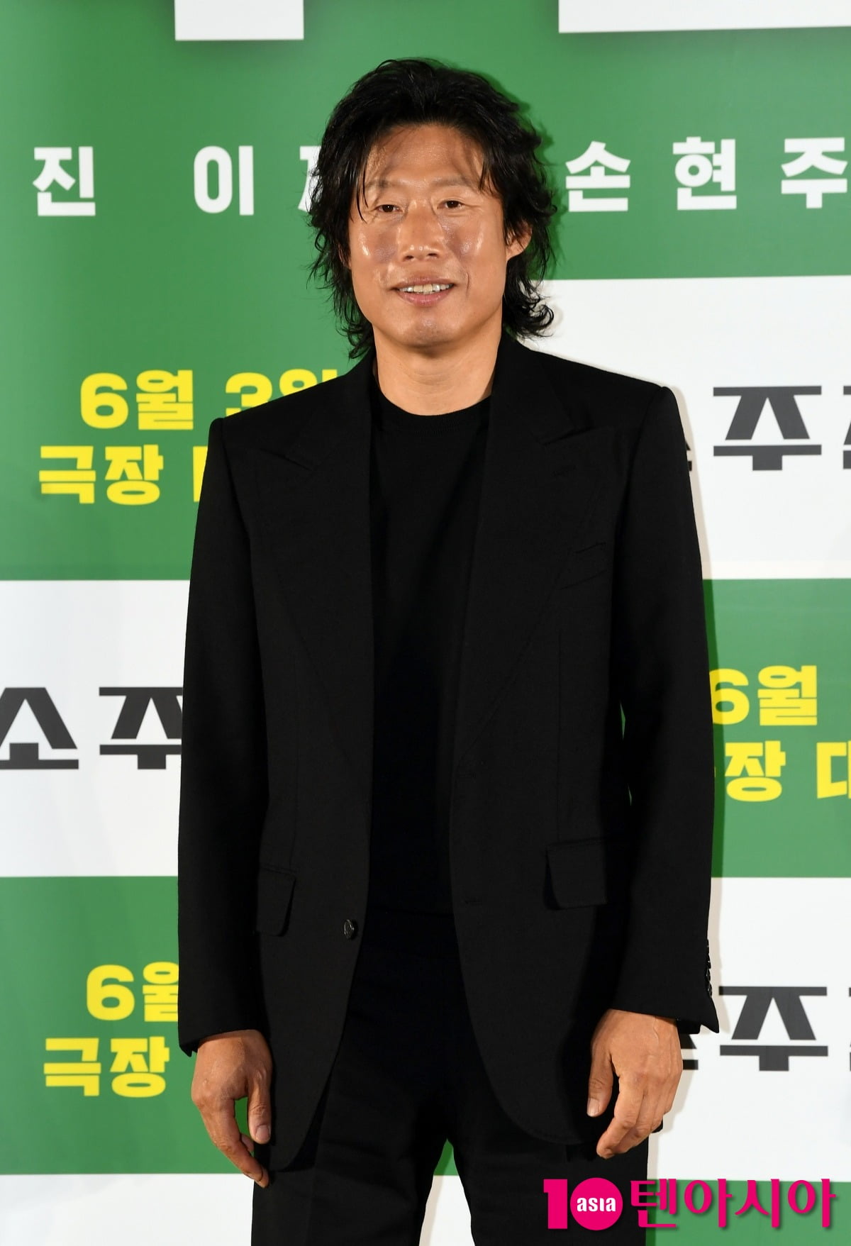 Yoo Hae-jin Discusses His Role in 'Soju War' and the Value of Life Beyond Money