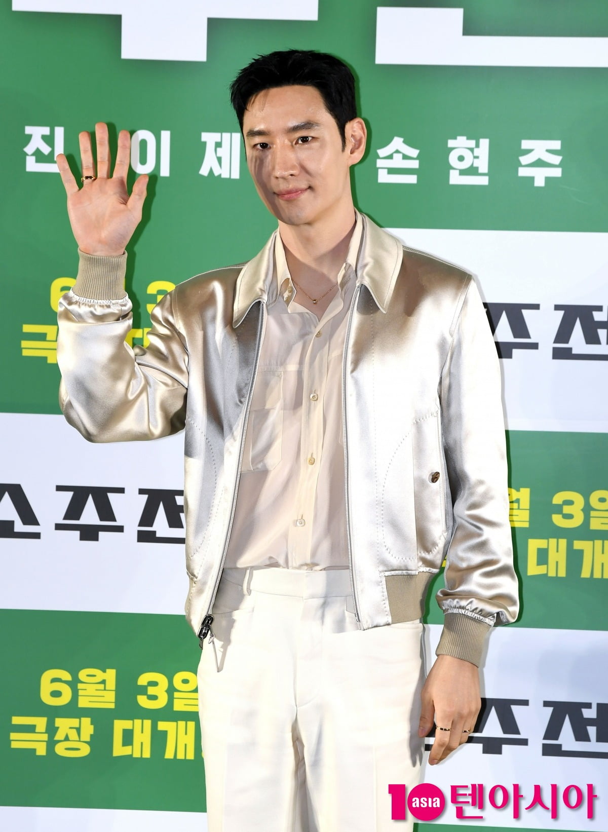 Actor Lee Je-hoon discusses his role in the film Big Deal and his values as a management company CEO