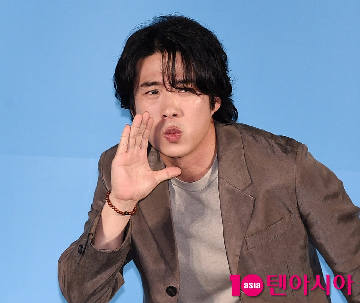 Ahn Jae-hong Delivers a Whirlwind of Laughter in 'HI-FIVE'