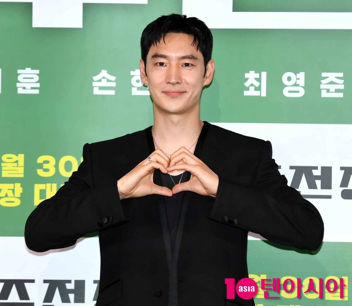Lee Je-hoon Discusses His Role in 'Soju War' and the Challenges of Portraying a Financial Expert