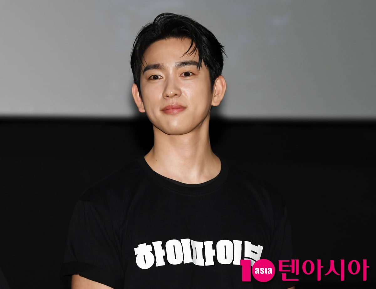 俳優パク·ジニョン、映画『ハイファイブ』舞台挨拶に登場