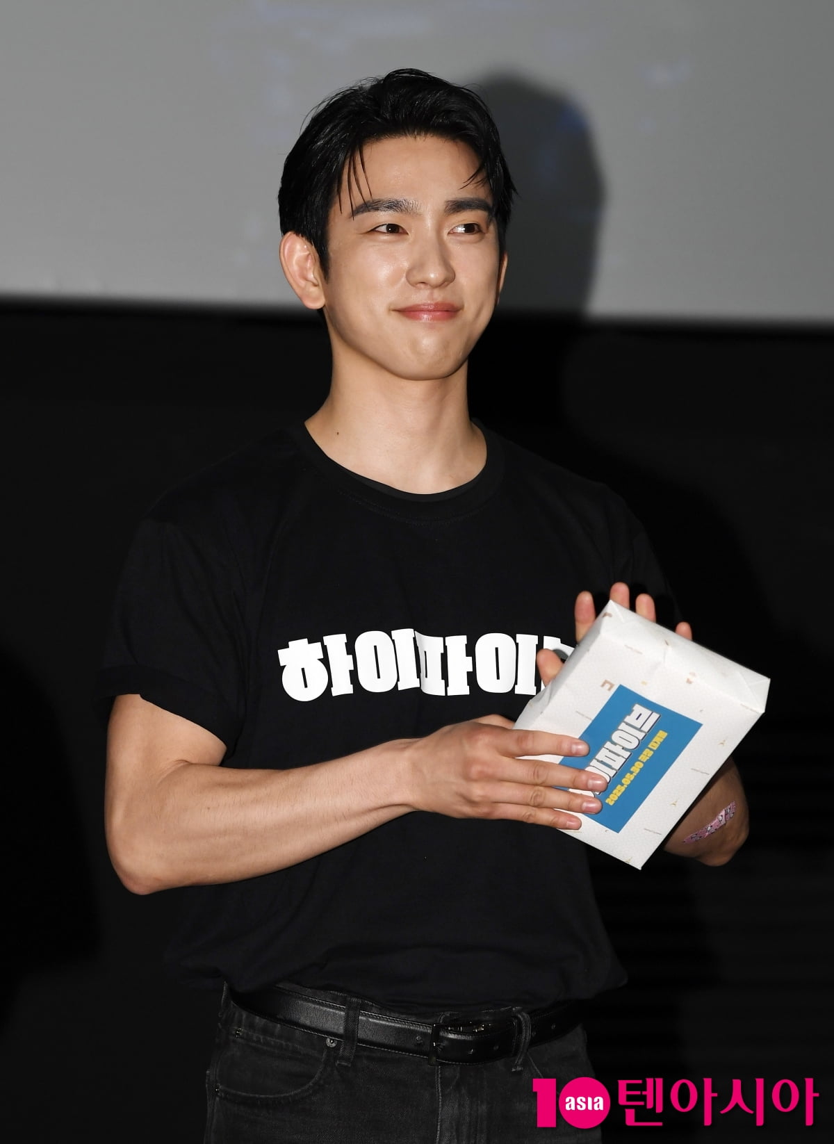 俳優パク·ジニョン、映画『ハイファイブ』舞台挨拶に登場