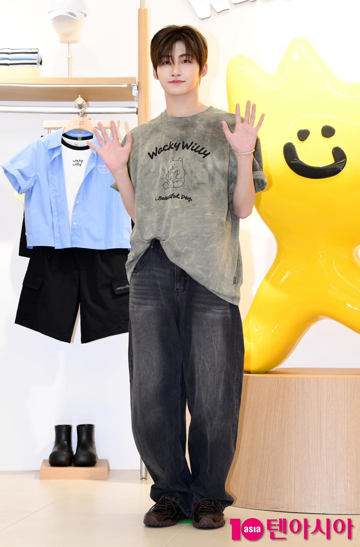 グループTWSのジフン、ワキウィリーソウルフラッグシップストアオープンイベントに登場
