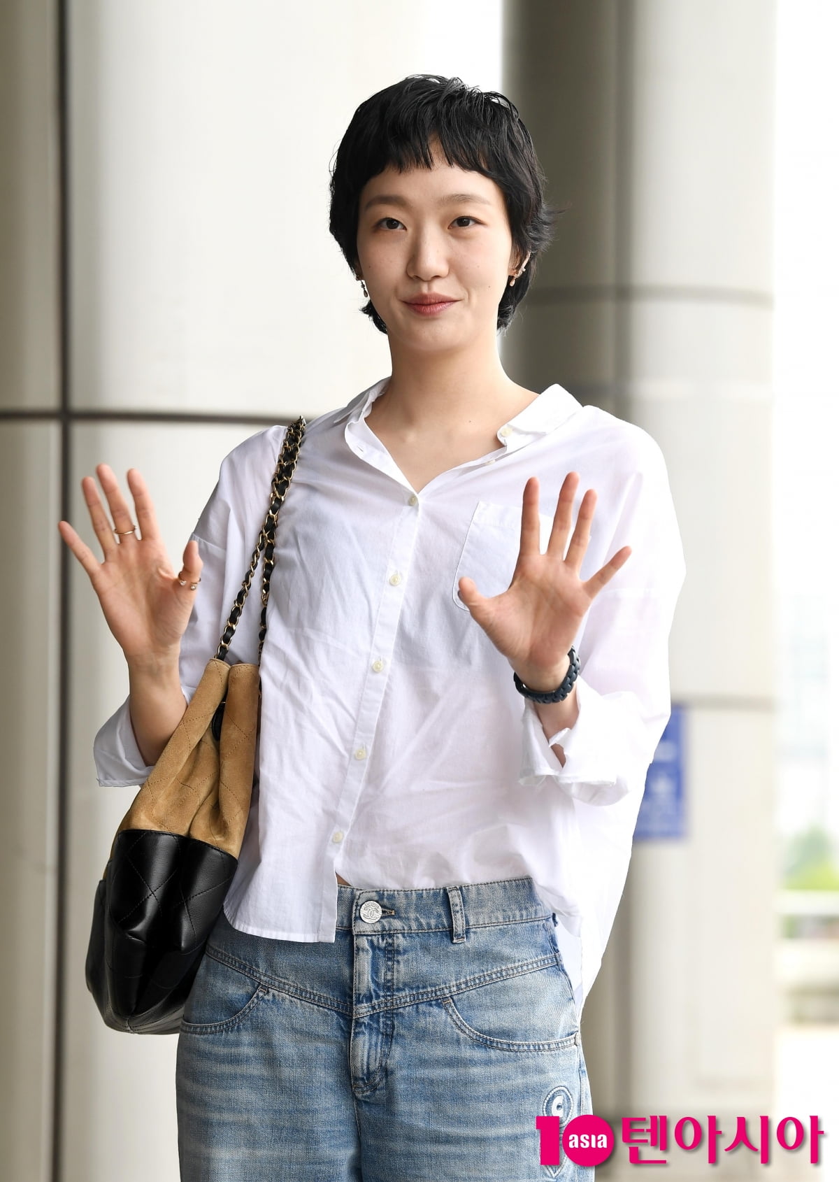Actress Kim Go-eun Departs for Japan via Gimpo International Airport