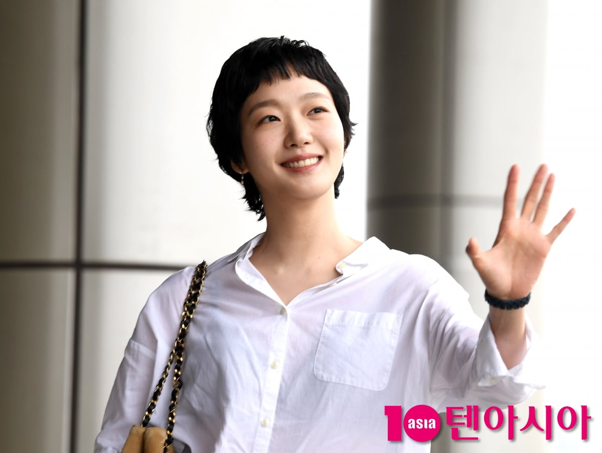 Actress Kim Go-eun Departs for Japan via Gimpo International Airport