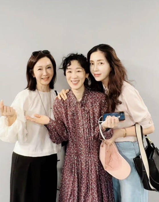 Korean Actress Song Yoon-ah Reunites with Fellow Stars Lee Young-ae, Jeon In-hwa, and Baek Ji-won