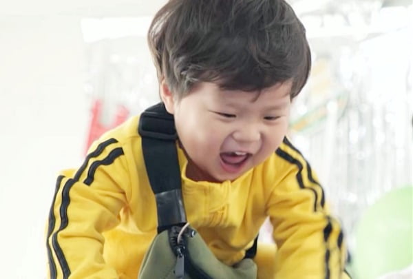 KBS2's 'The Return of Superman': Kim Jun-ho's Son Jeong-woo Shows Off His 'Spider Jeong-woo' Climbing Skills