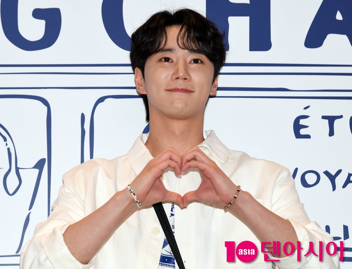 俳優イ・ジュニョン、LONGCHAMP X CONSTANTINのポップアップストアオープンイベントに登場