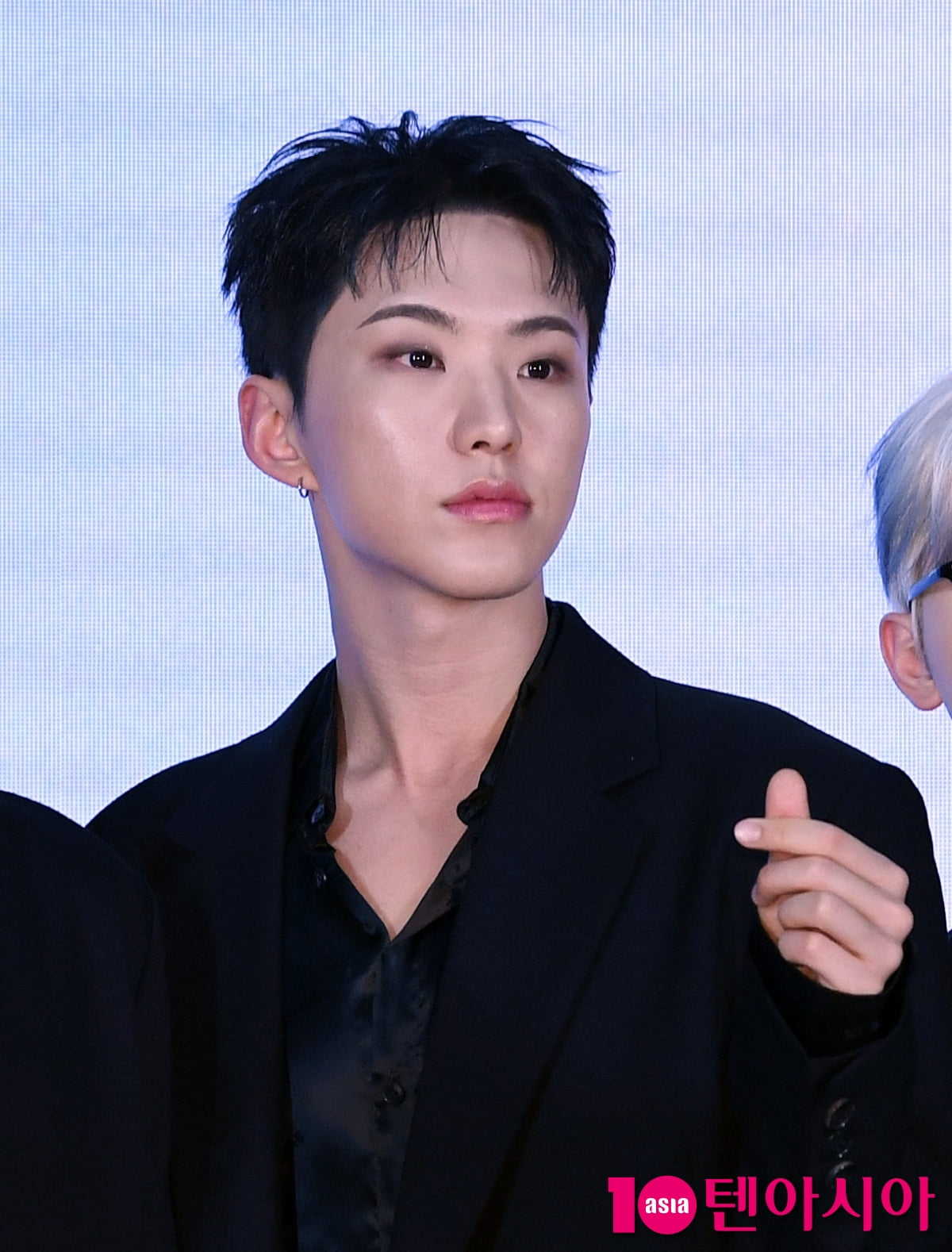 SEVENTEEN's Hoshi Attends Event with Airbnb Co-Founder Brian Chesky in Seoul