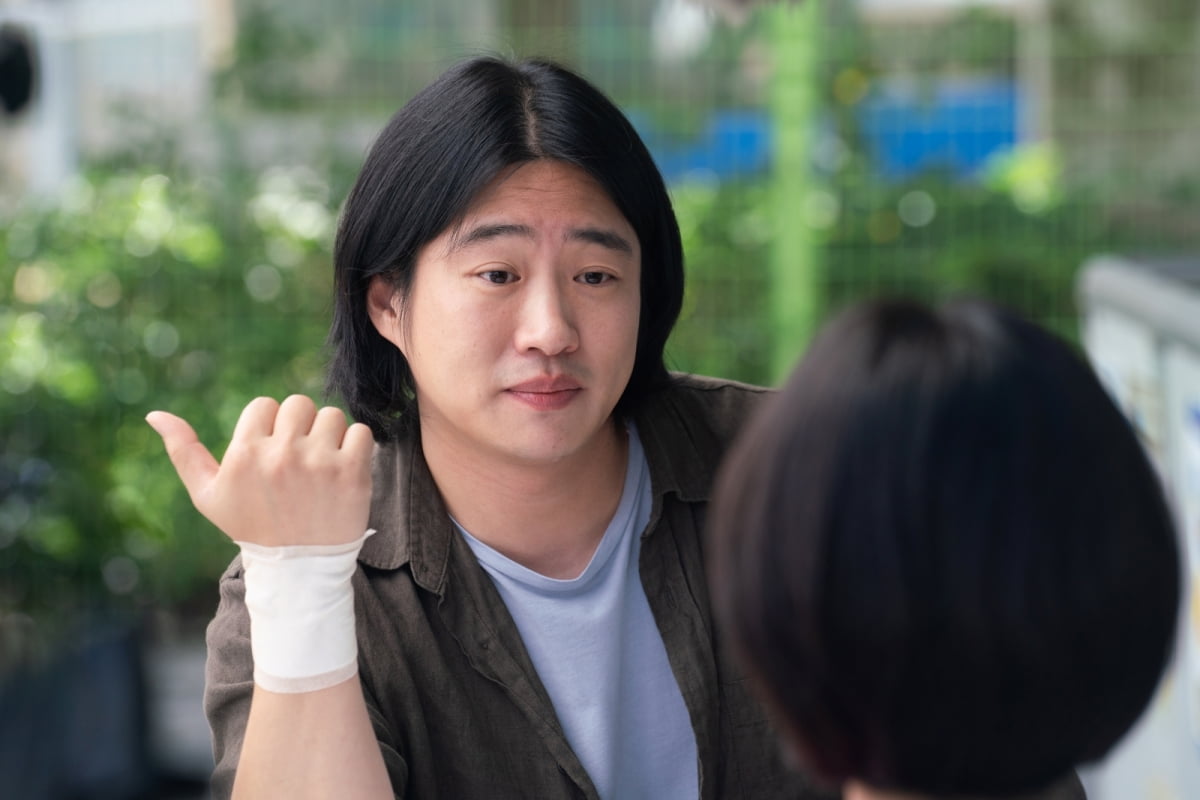 Ahn Jae-hong Delivers a Whirlwind of Laughter in 'HI-FIVE'