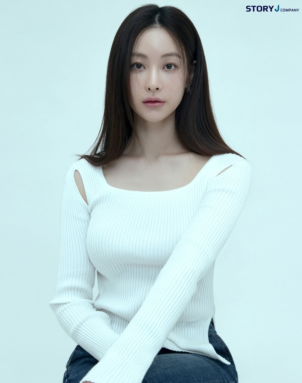 Actress Oh Yeon-seo Showcases Versatile Charms in New Profile Photos