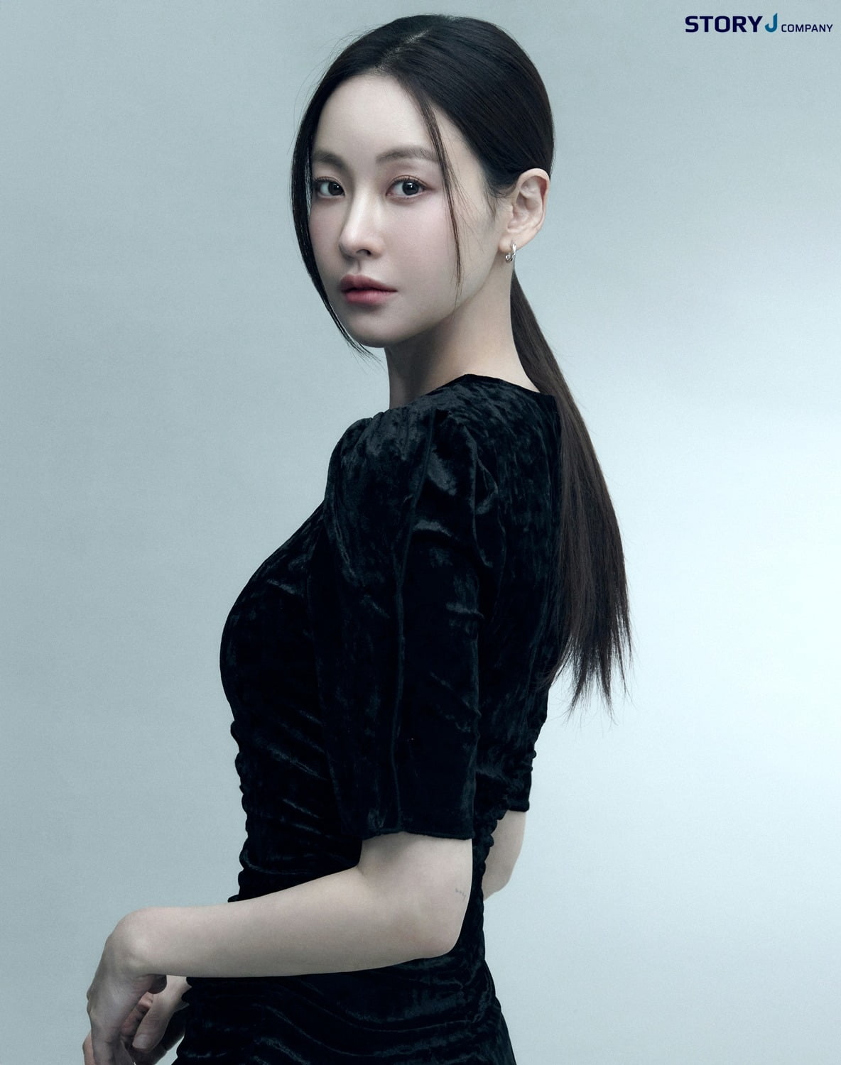 Actress Oh Yeon-seo Showcases Versatile Charms in New Profile Photos