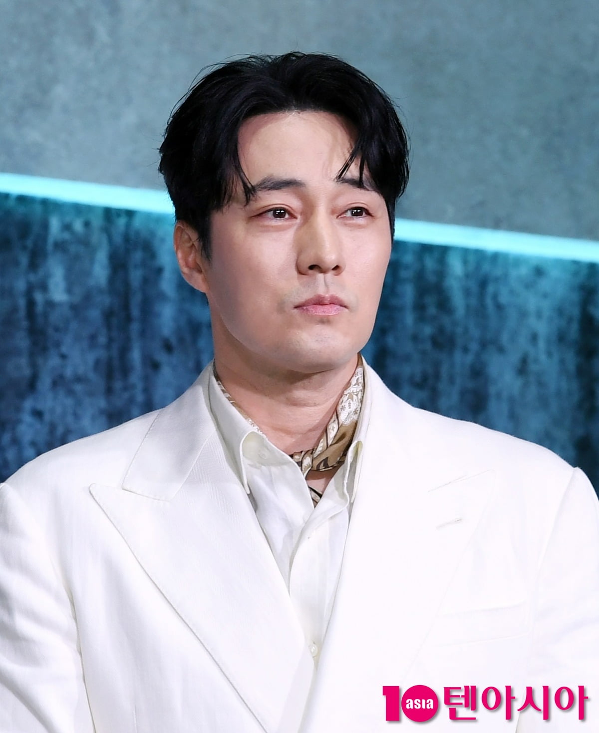So Ji-sub Stands Out in White at 'Square' Press Conference, Shares Insights on Action Scenes