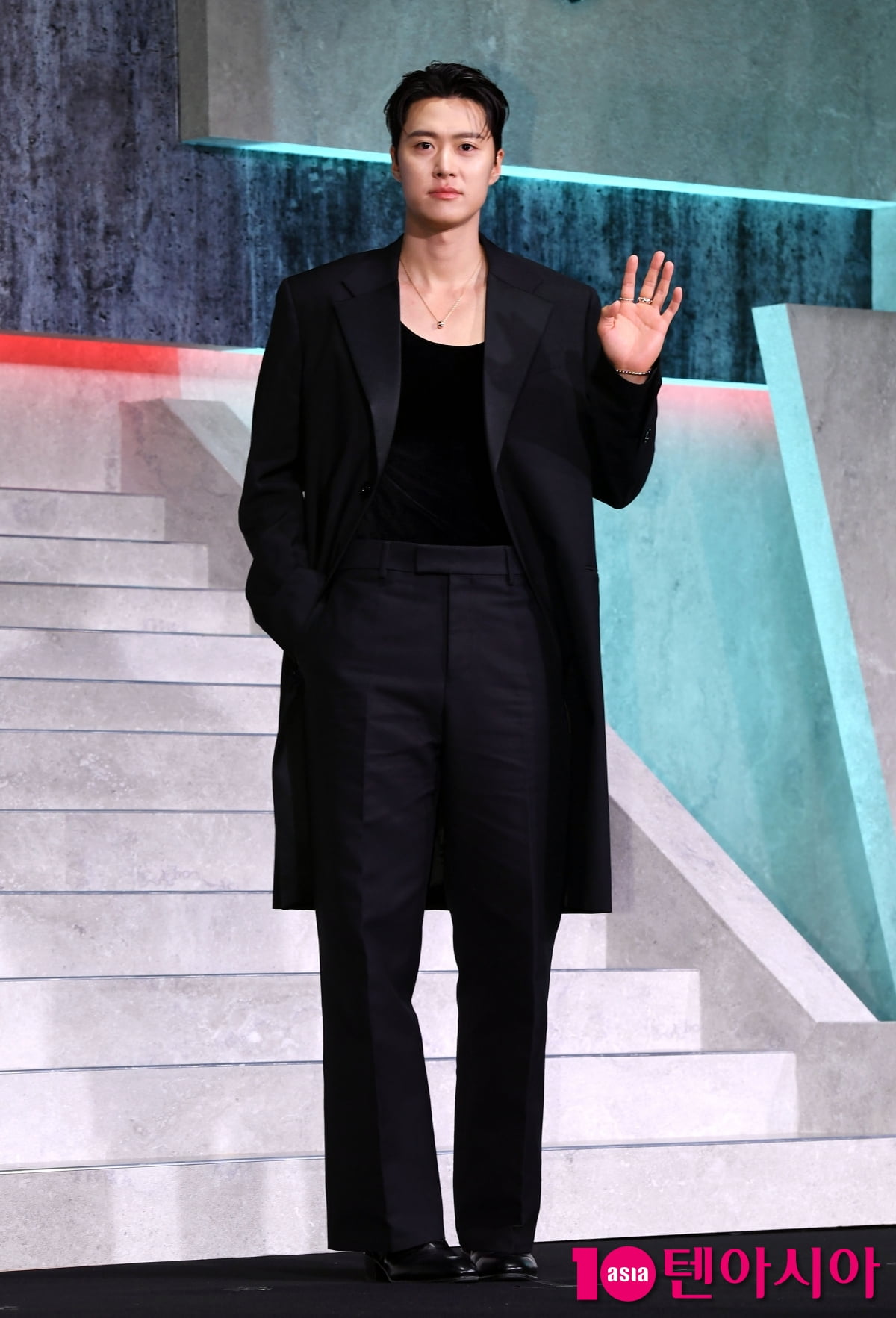 俳優コン・ミョン、Netflixシリーズ『広場』制作発表会に登場