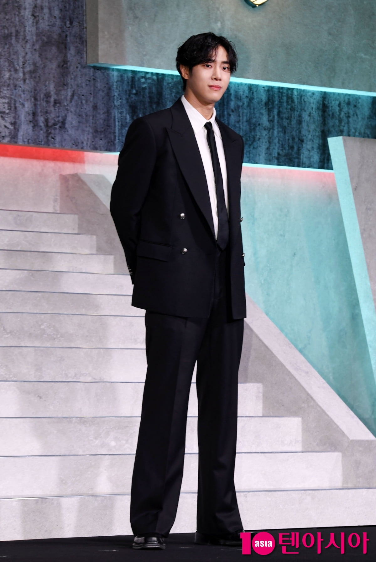 俳優チュ・ヨンウ、Netflixシリーズ『広場』制作発表会に登場
