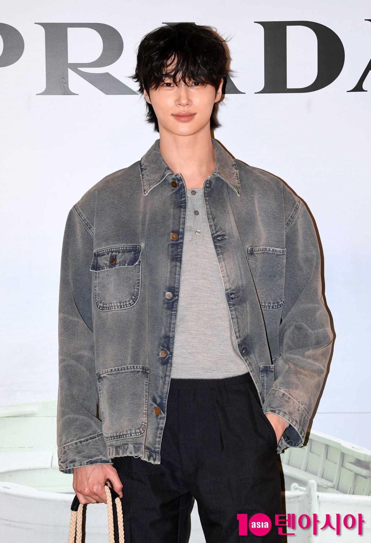 俳優ビョン・ウソク、プラダのサマーポップアップイベントに登場!