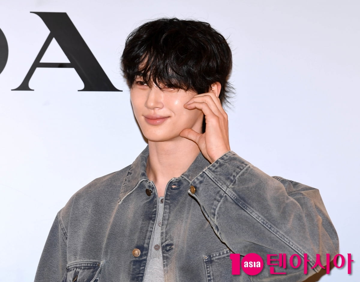 俳優ビョン・ウソク、プラダのサマーポップアップイベントに登場!