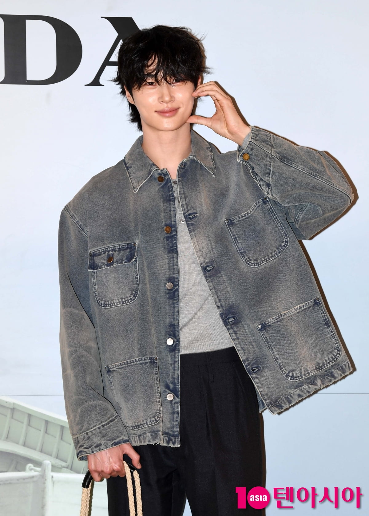 俳優ビョン・ウソク、プラダのサマーポップアップイベントに登場!