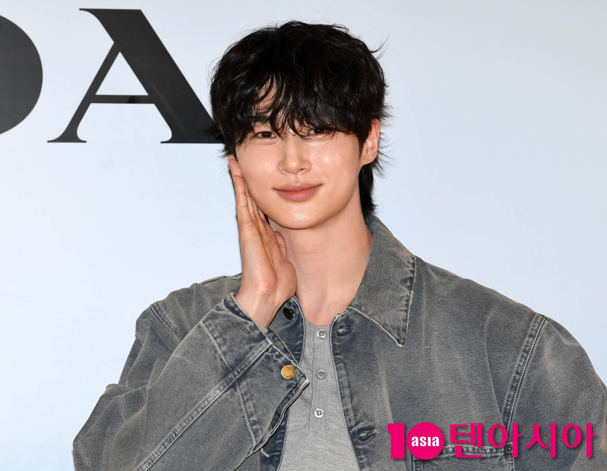 俳優ビョン・ウソク、プラダのサマーポップアップイベントに登場!