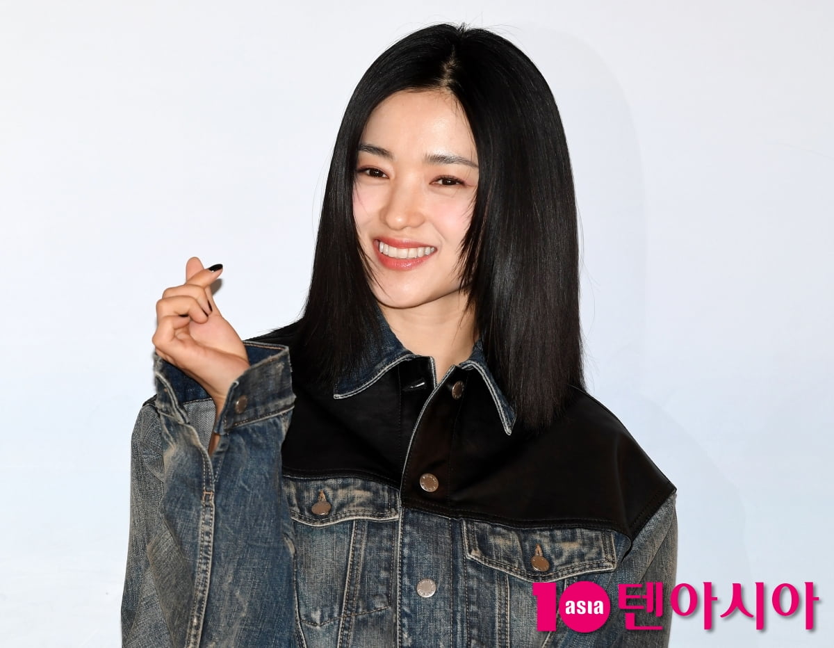 キム・テリ、プラダのサマーポップアップイベントで輝く美しさを披露