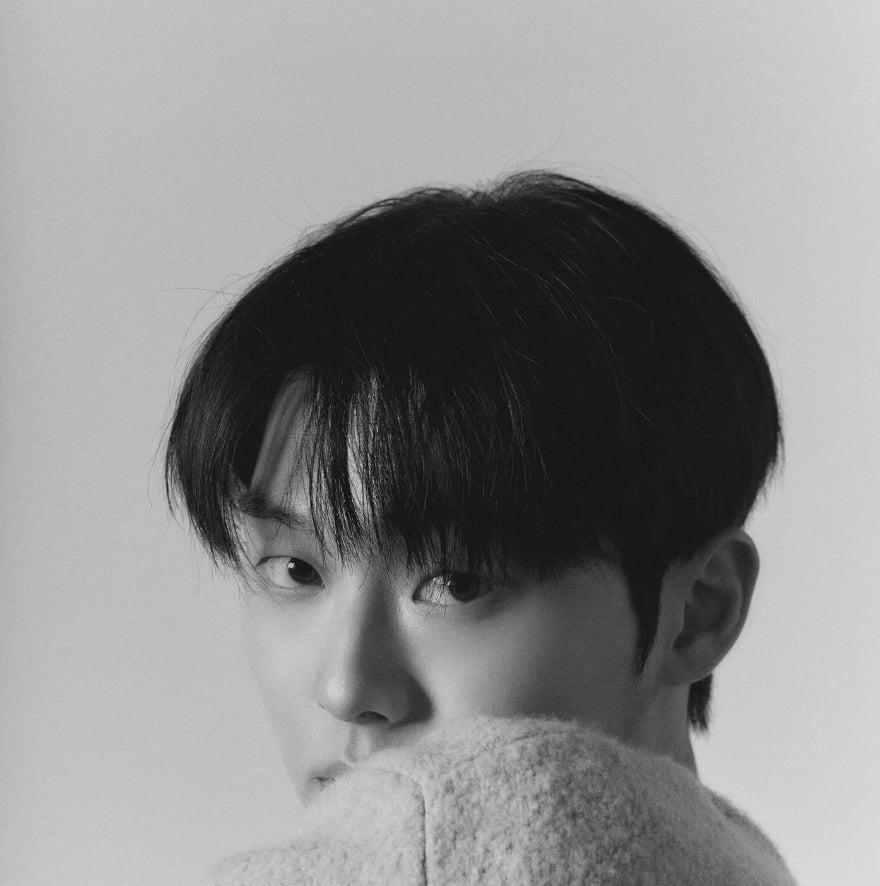 俳優チェ・ヒョヌク、深い眼差しと幻想的な雰囲気の白黒写真を公開