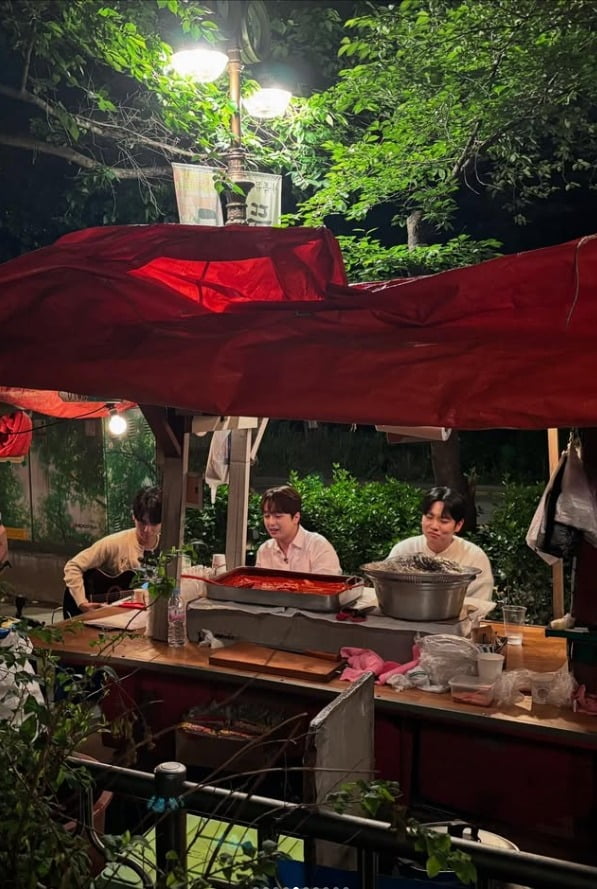 Korean Trot Singer Lee Chan-won Takes on First Busking Challenge with 'Bangpan Music'