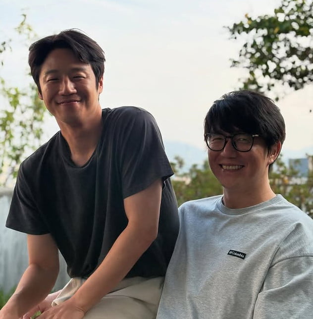 Actor Jung Jun-won Shares Adorable Moment with Singer Sung Si-kyung