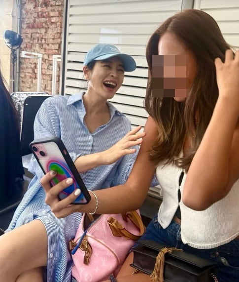 Korean Actress Kim Hye-soo Stuns with Her Petite Head Size in Latest Instagram Photos