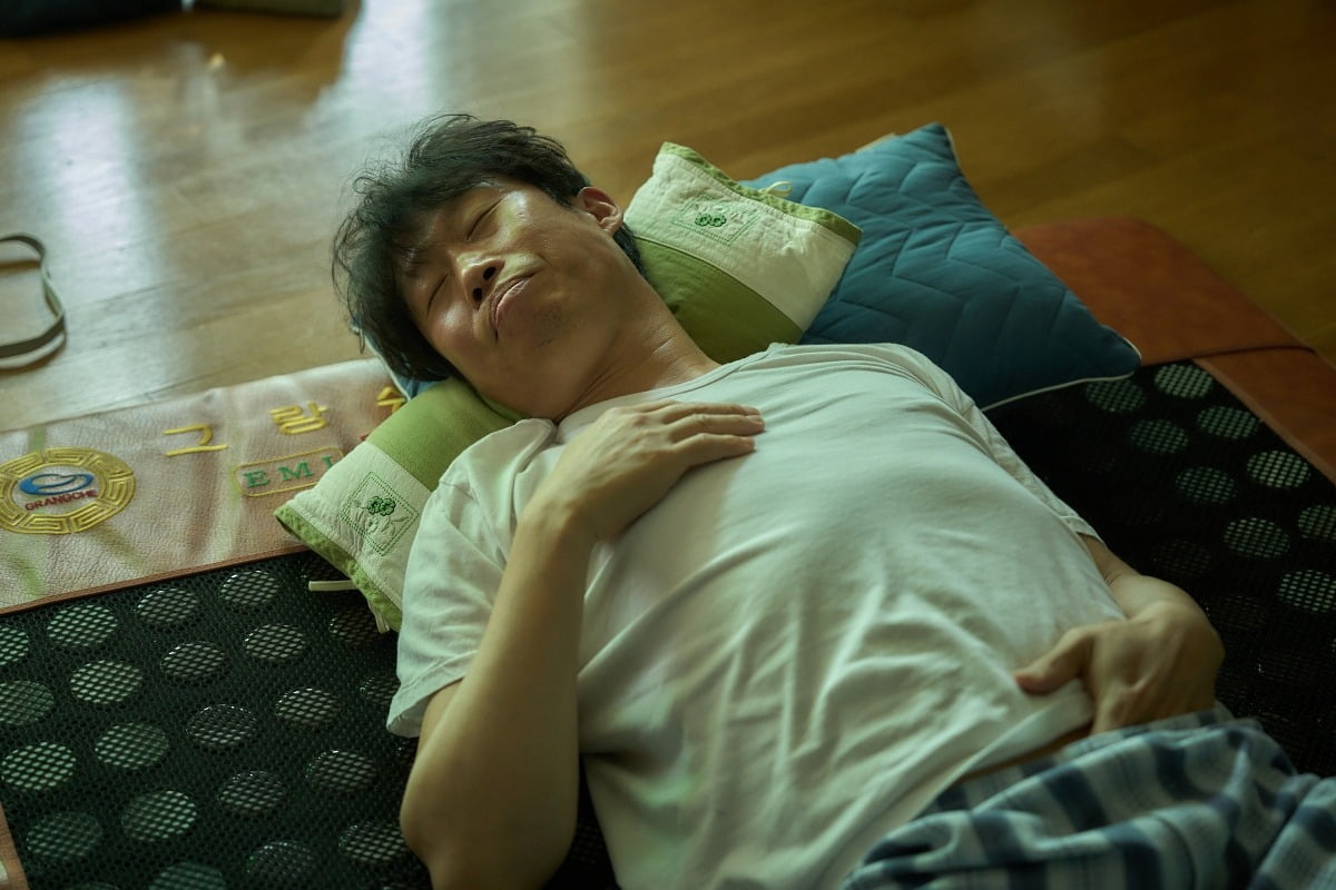 Relatable Hangover Scenes Unveiled from 'Soju War' Starring Yoo Hae-jin and Lee Je-hoon