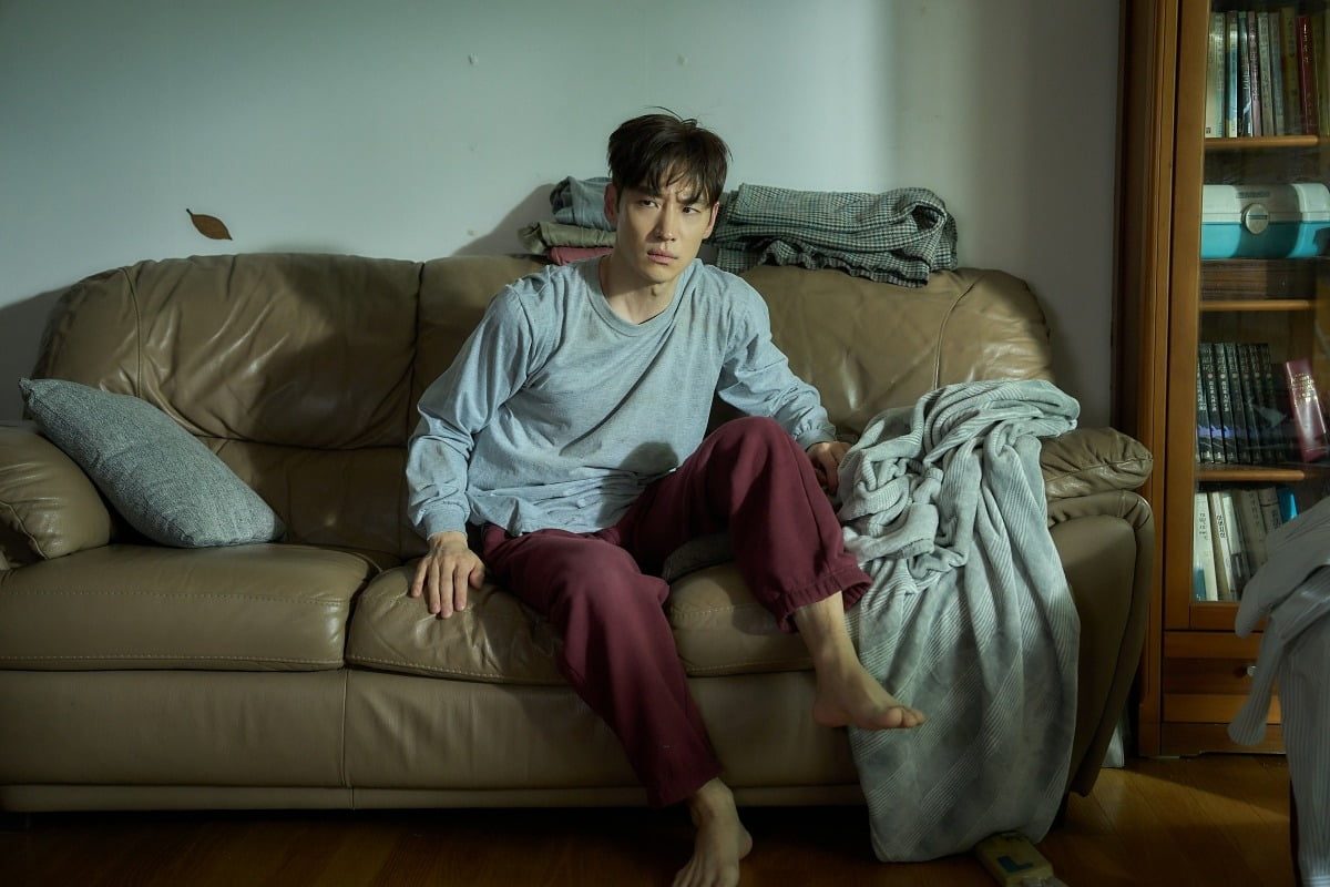Relatable Hangover Scenes Unveiled from 'Soju War' Starring Yoo Hae-jin and Lee Je-hoon