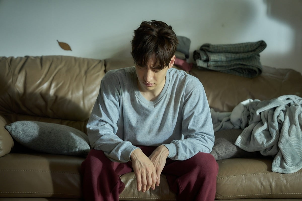 Relatable Hangover Scenes Unveiled from 'Soju War' Starring Yoo Hae-jin and Lee Je-hoon