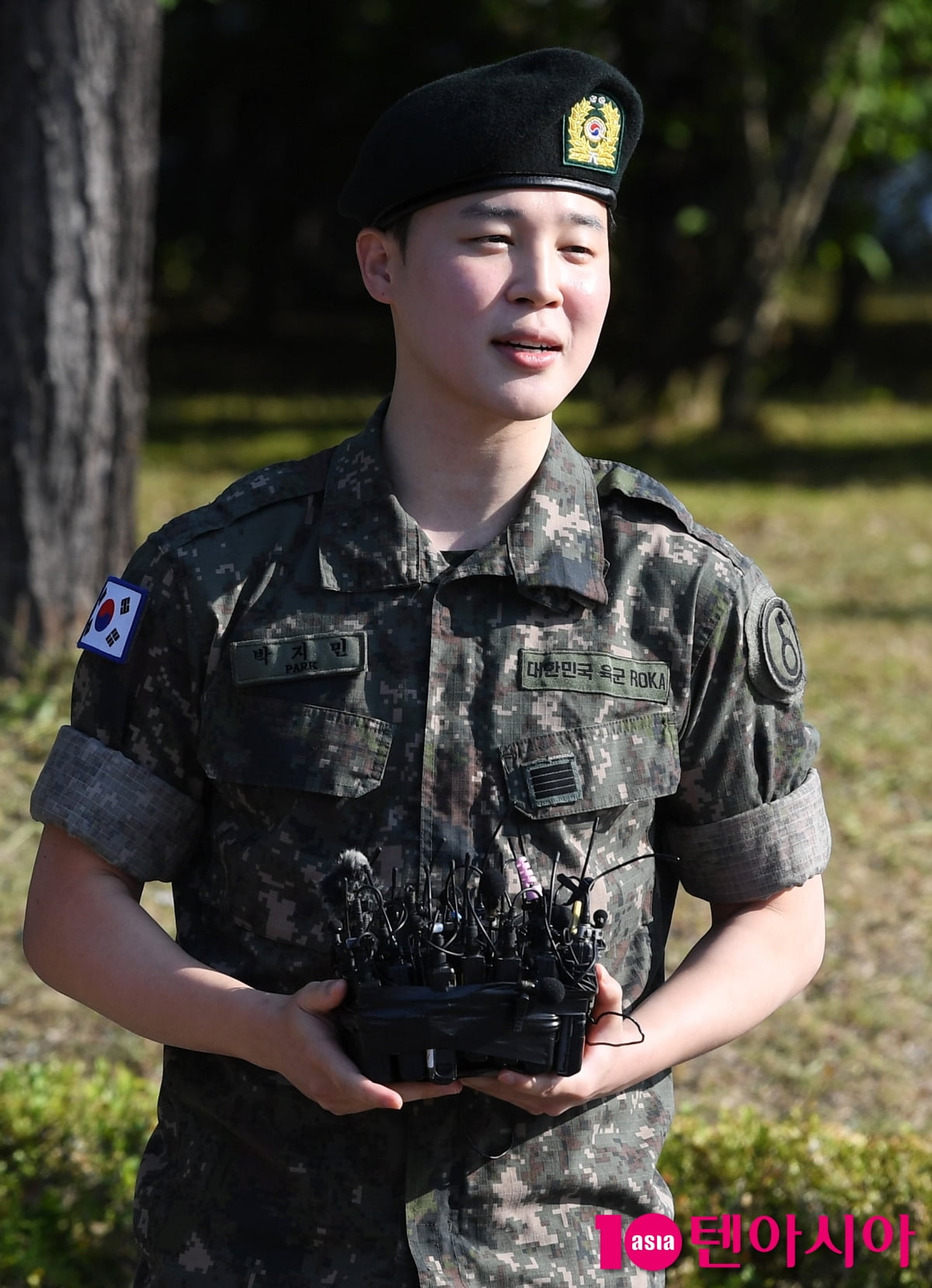BTSのジミン、兵役を終えた後の初の公の場で敬礼ポーズ