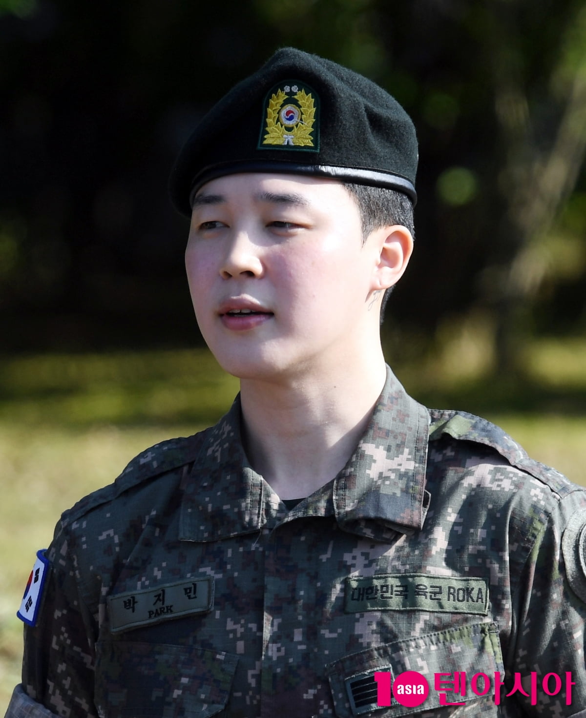 BTSのジミン、兵役を終えた後の初の公の場で敬礼ポーズ