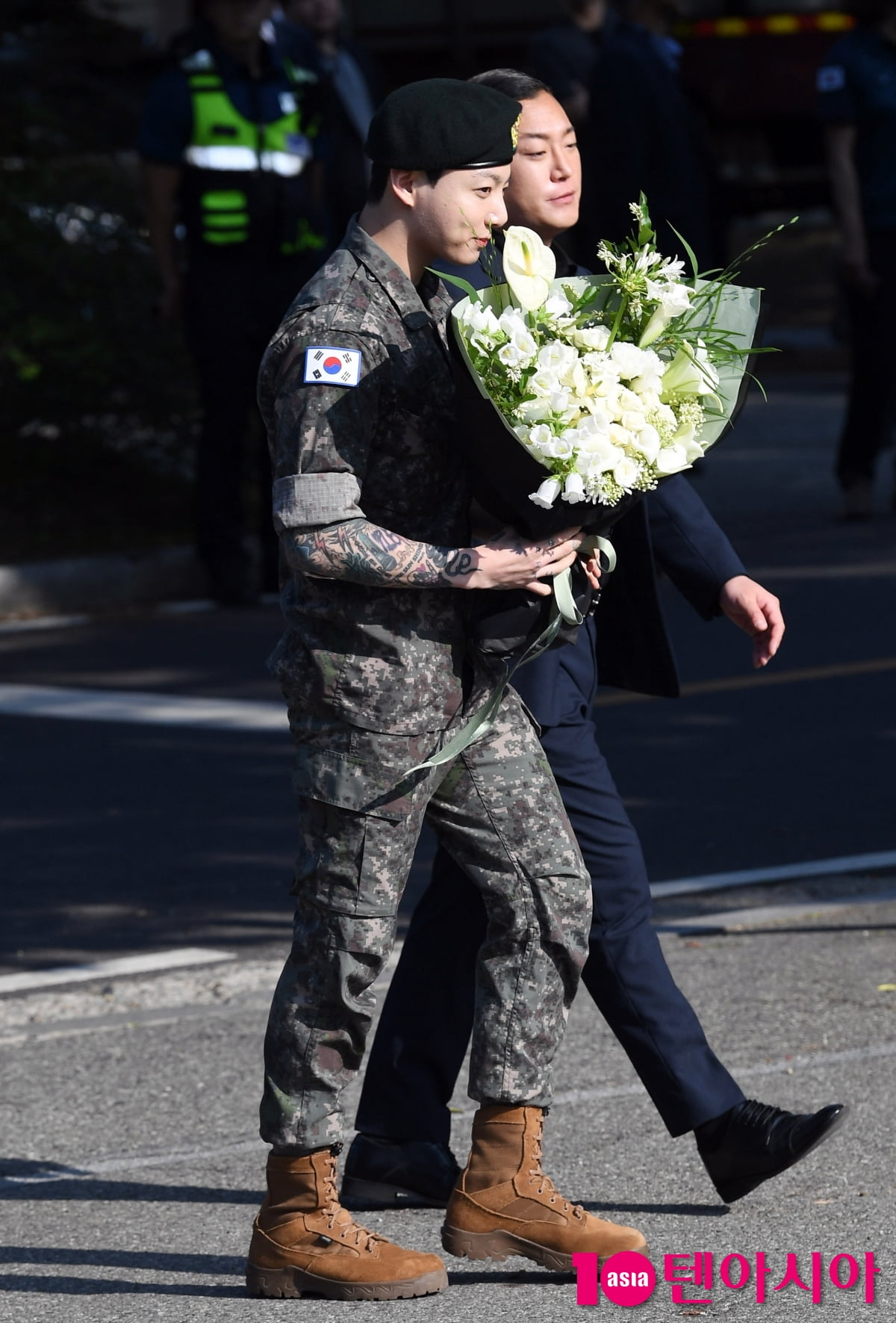 BTSのジョングク、兵役を終えて除隊式で敬礼ポーズ