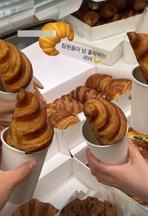 K-Pop Star Kang Min-kyung Treats Her Team to a Delightful Snack Time