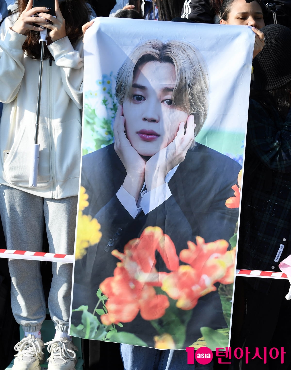 BTSのジミンとジョングク、兵役を終えて除隊式で敬礼ポーズ