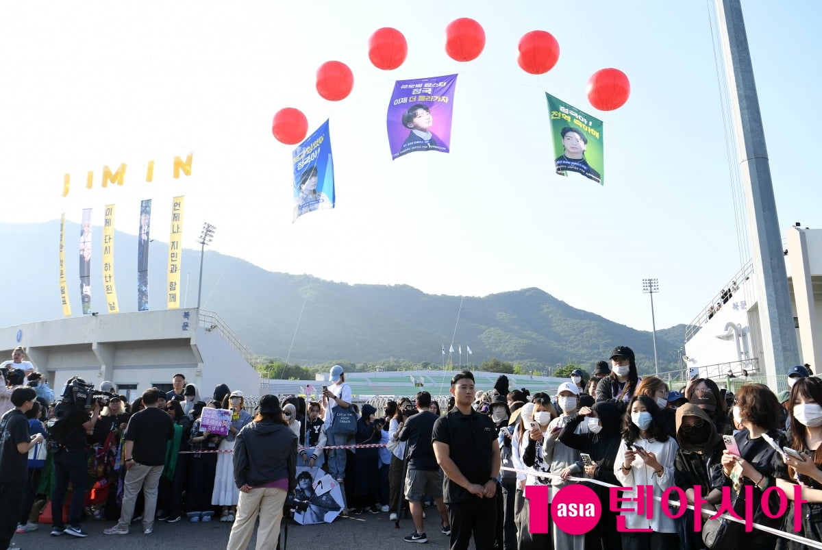 BTSのジミンとジョングク、兵役を終えて除隊式で敬礼ポーズ