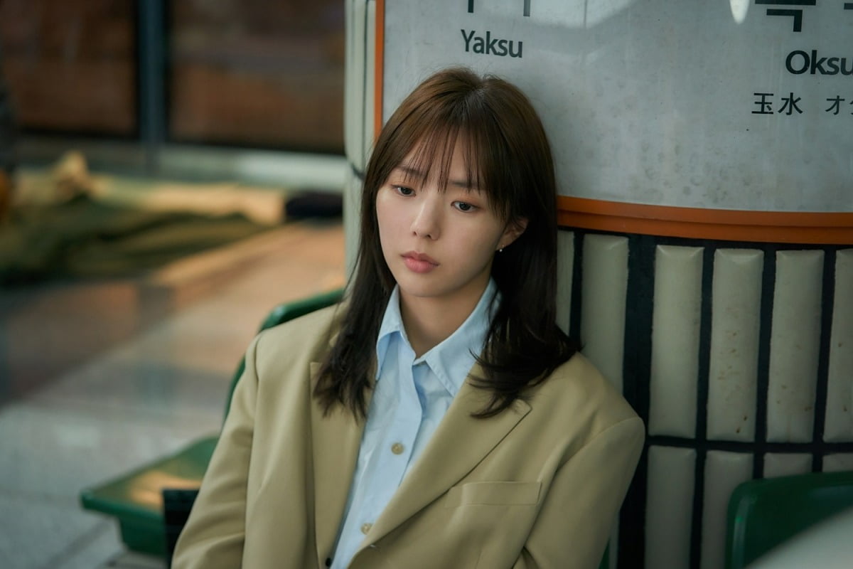 Character Still of BLACKPINK’s Jisoo Revealed Ahead of July Release of the Film 'Omniscient Reader'