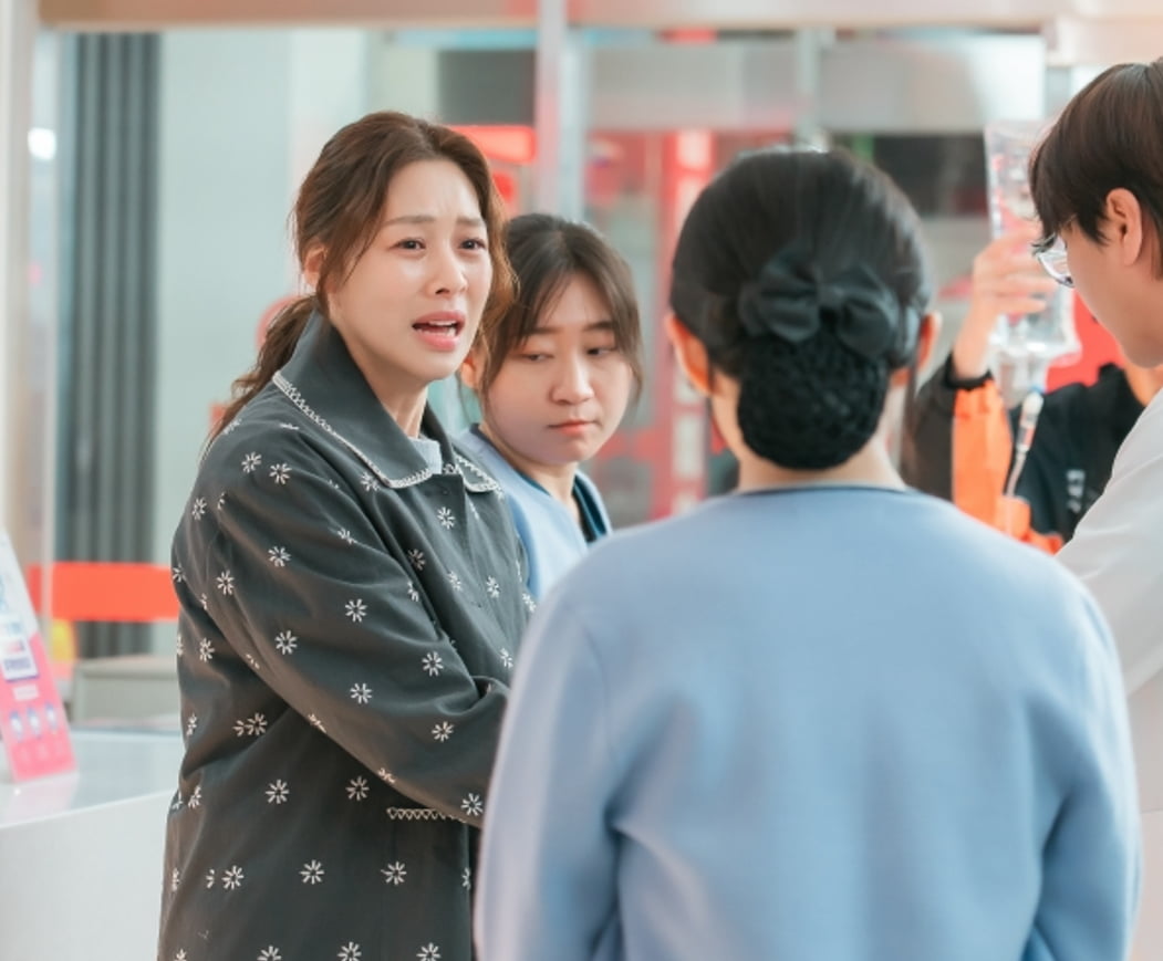 Heart-Wrenching Maternal Instincts: Jang Shin-young's Emotional Performance in 'Woman Who Swallowed the Sun'